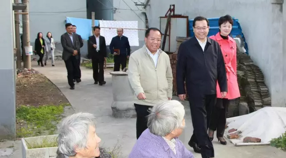 姬兆亮部长在实地考察和听取了张长起书记代表周浦镇作的工作汇报后